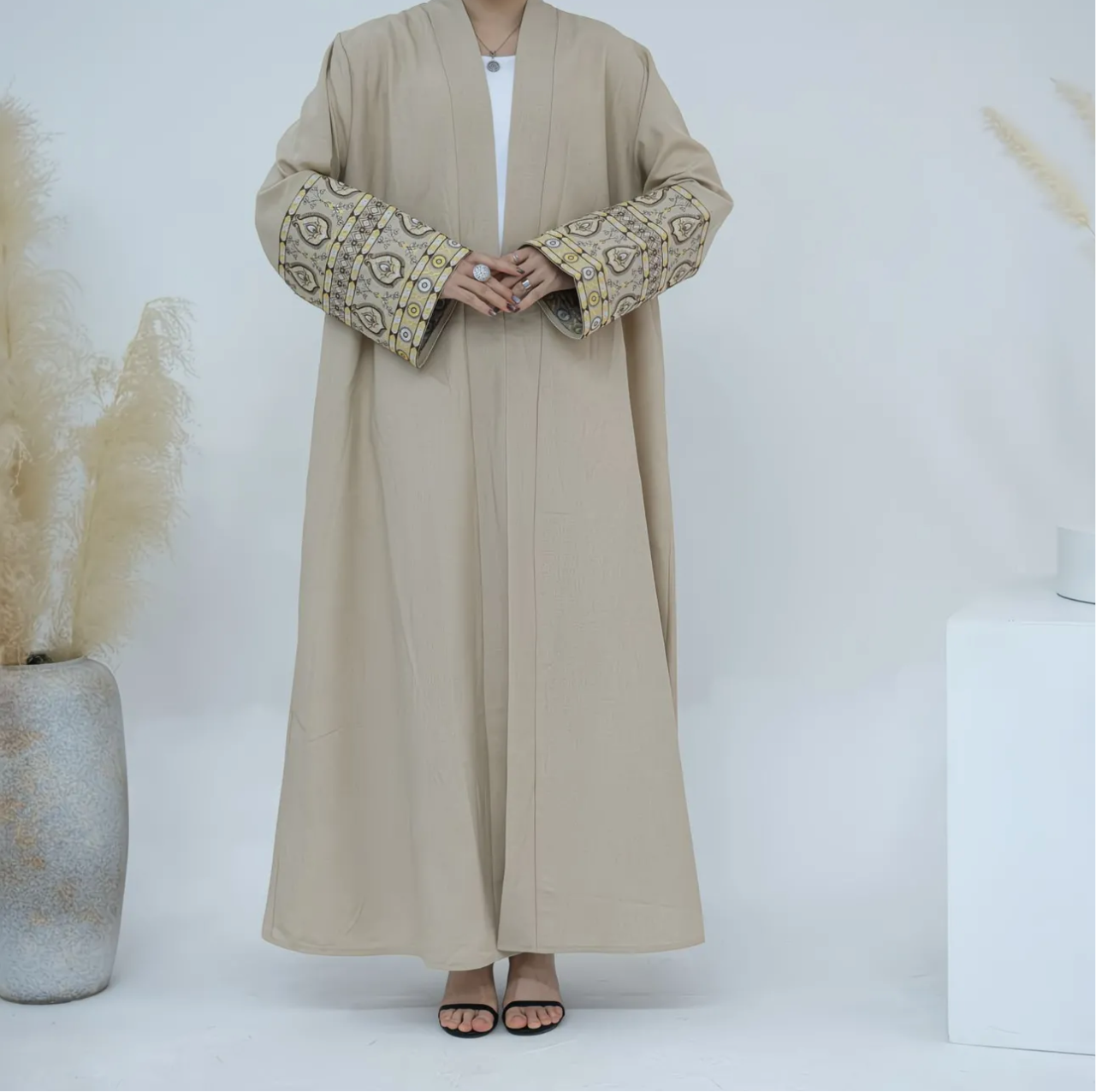 Abaya Amira — Élégance Bohème & Broderies Précieuses