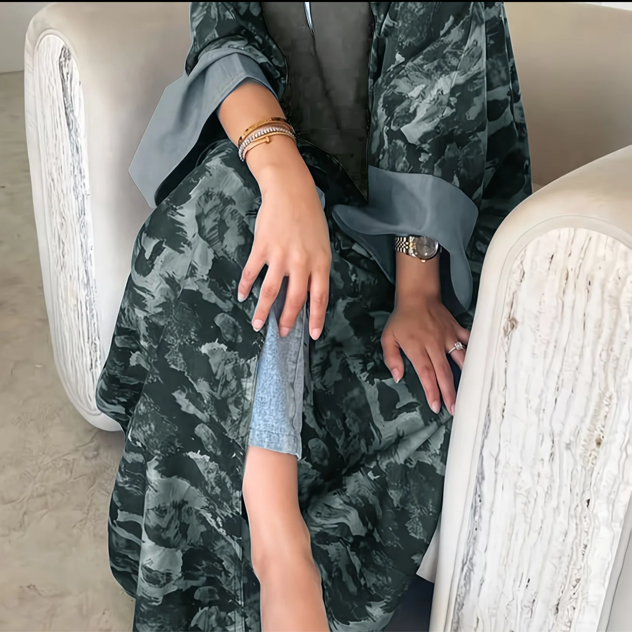 Abaya Layana — Élégance Artistique et Modernité Apaisante