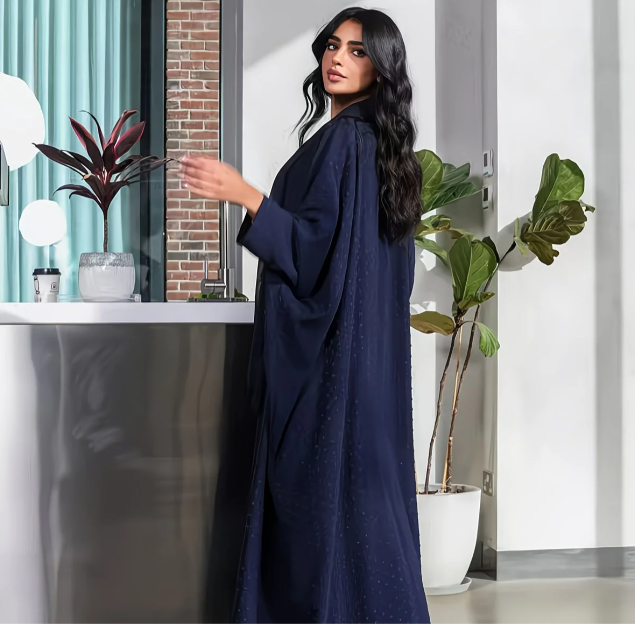 Abaya Amira — Élégance Satinée et Raffinement Moderne