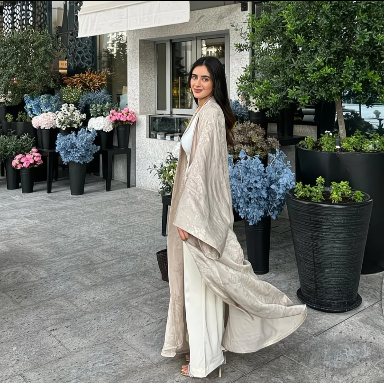 Abaya Samira — Élégance Satinée & Reflets Dorés
