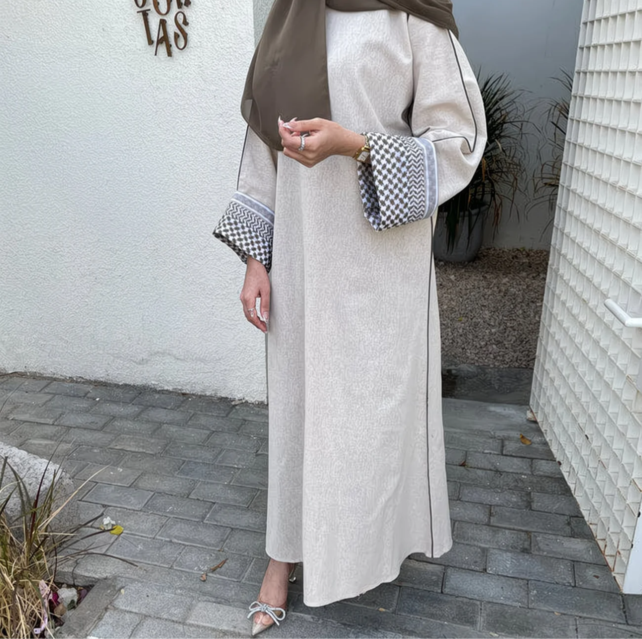 Abaya Zahra — Élégance Minimaliste & Détails Contrastés