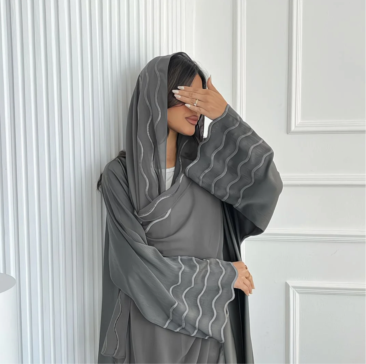 Abaya Noura — Élégance Fluide & Broderie Ondoyante