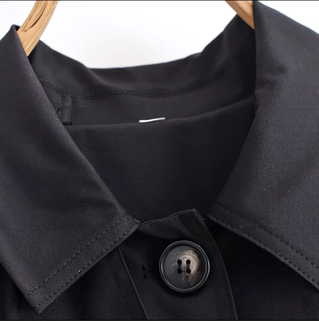 Trench long noir élégant avec ceinture – Style minimaliste et intemporel