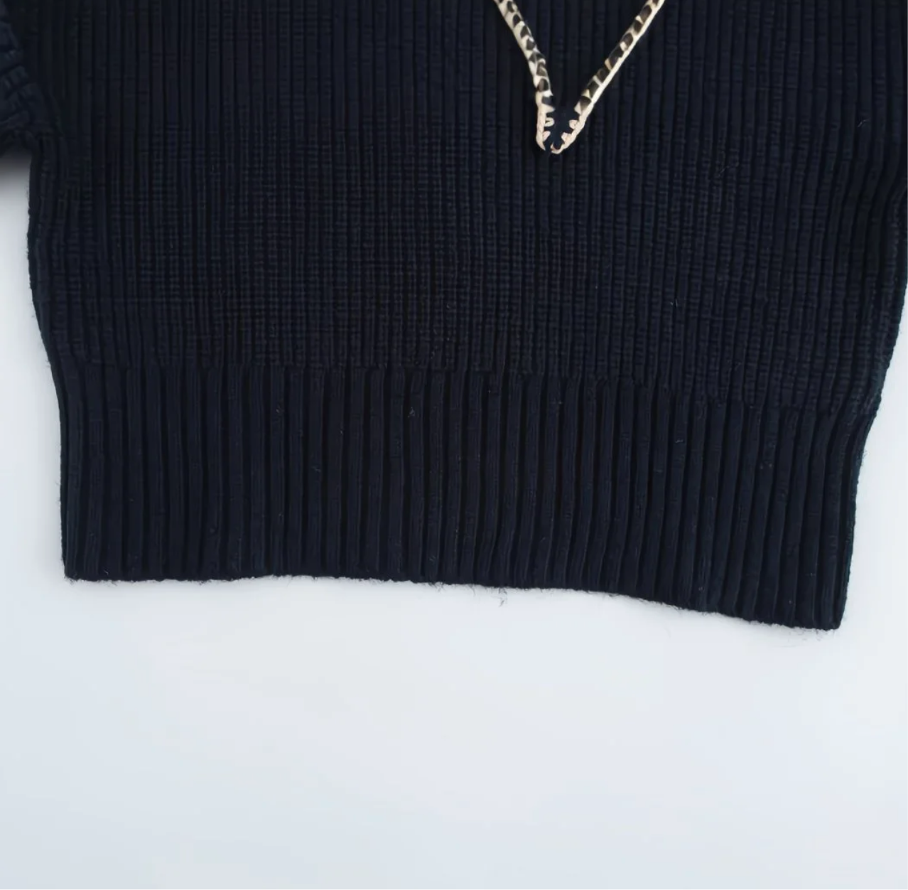 Pull bleu marine à col foulard – Détail contrasté chic
