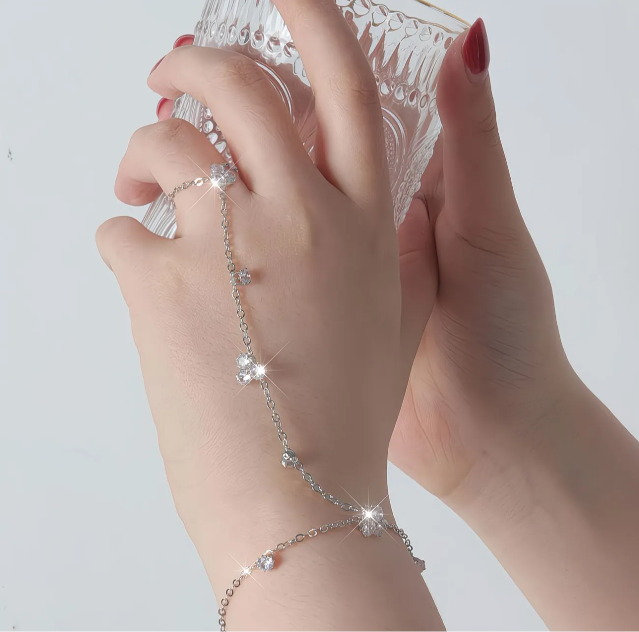 Bracelet de main Velora Paris – Chaîne Élégance Cristal