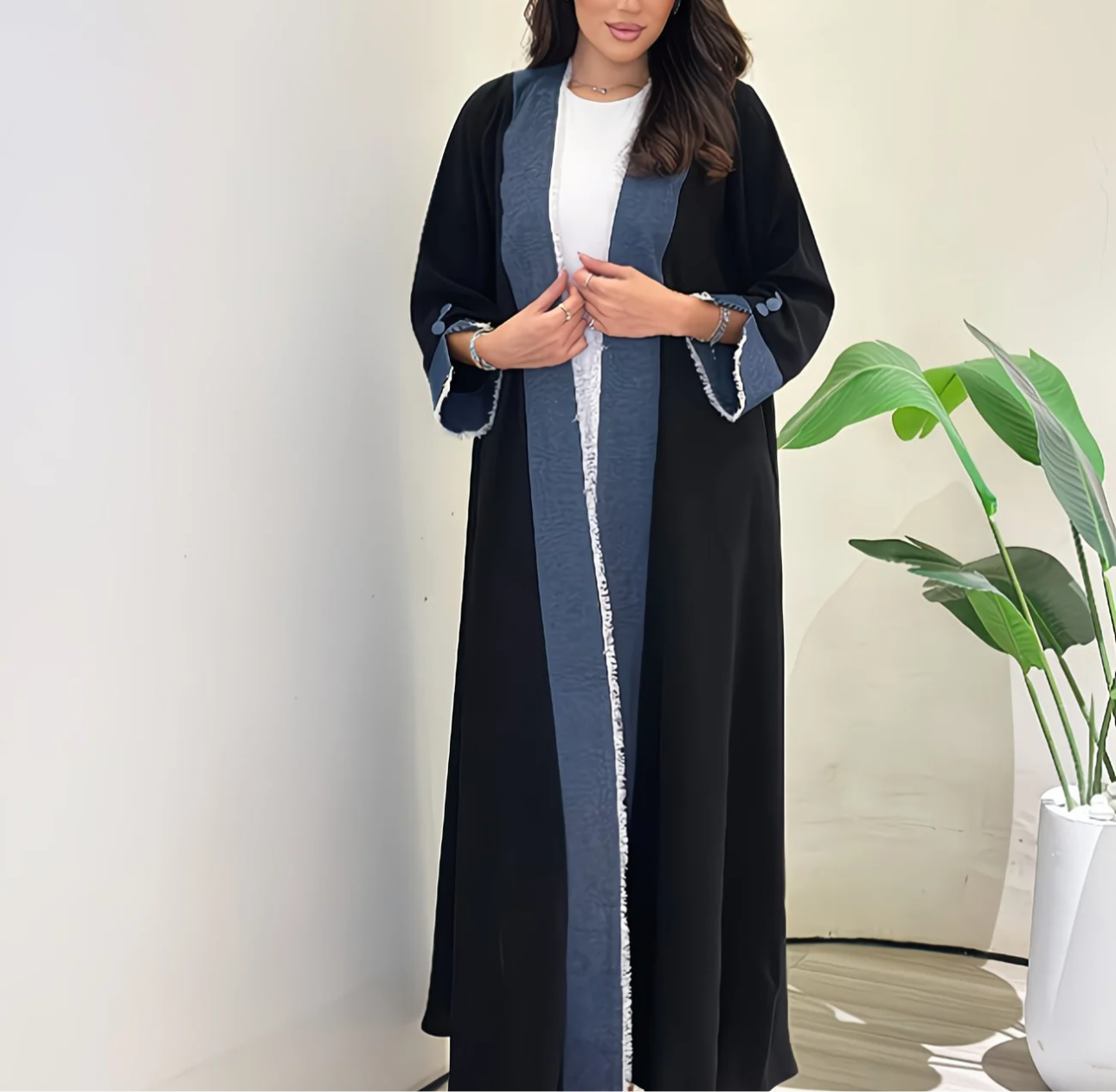 Abaya Layna — Élégance Contrastée et Modernité Délicate