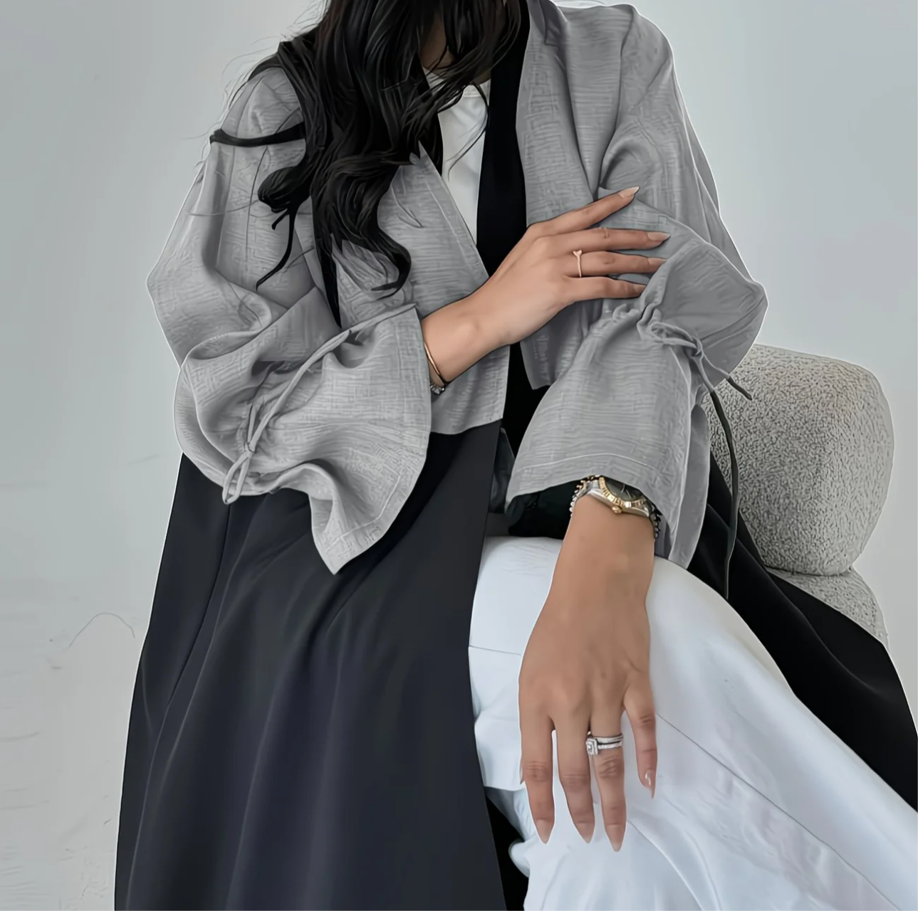 Abaya Mira — Élégance Structurée et Contraste Moderne