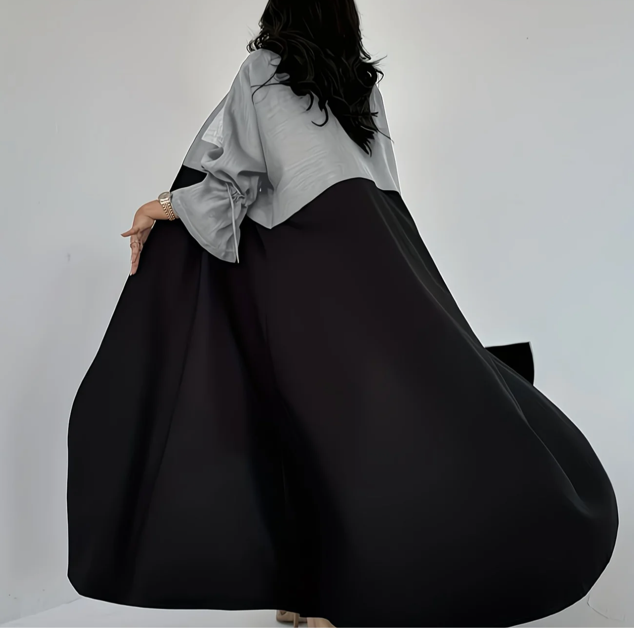 Abaya Mira — Élégance Structurée et Contraste Moderne