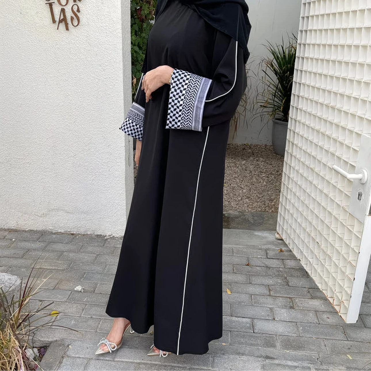 Abaya Zahra — Élégance Minimaliste & Détails Contrastés