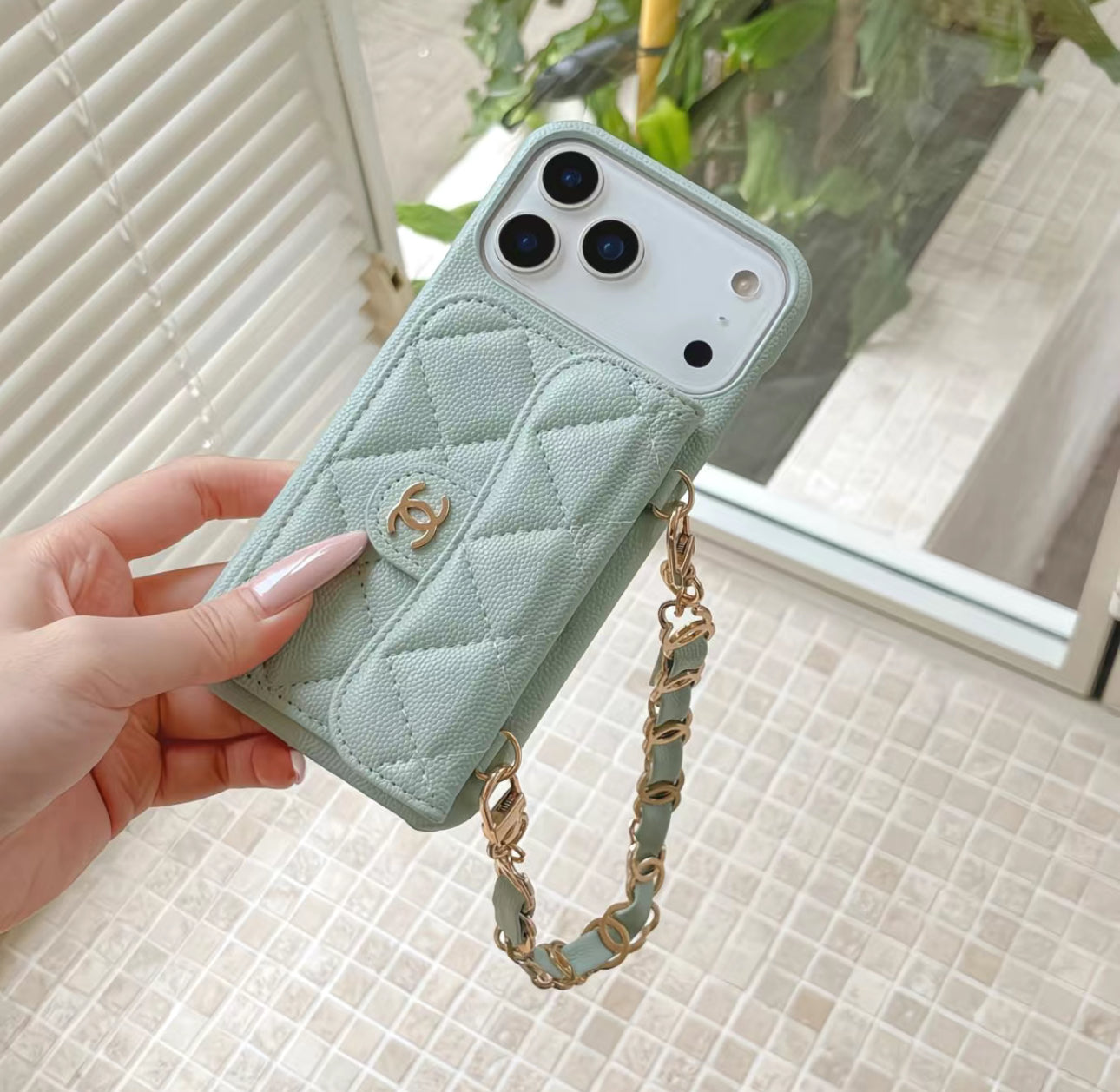 Coque de Téléphone Matelassée Premium avec Pochette intégrée & Chaîne – Style Haute Couture