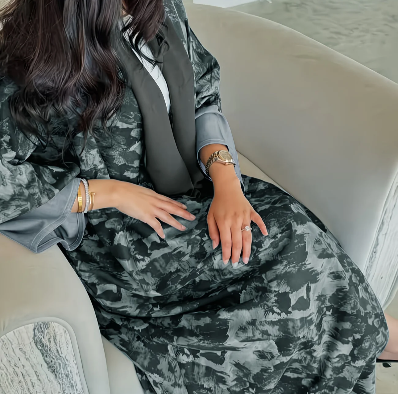 Abaya Layana — Élégance Artistique et Modernité Apaisante