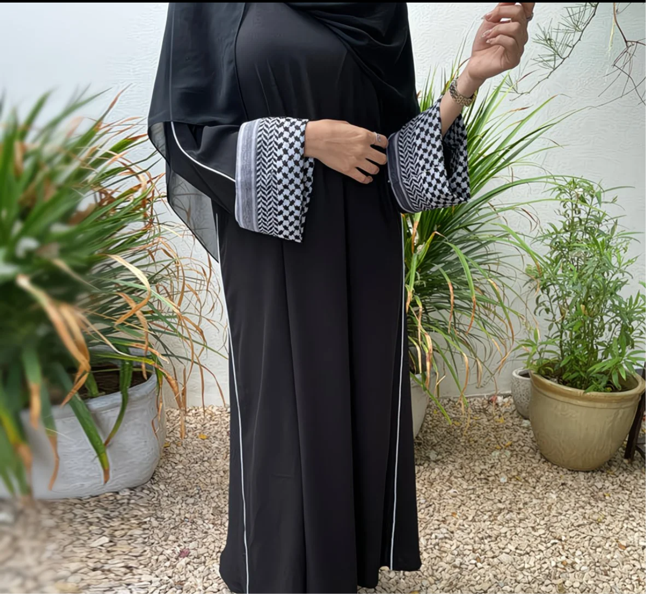Abaya Zahra — Élégance Minimaliste & Détails Contrastés