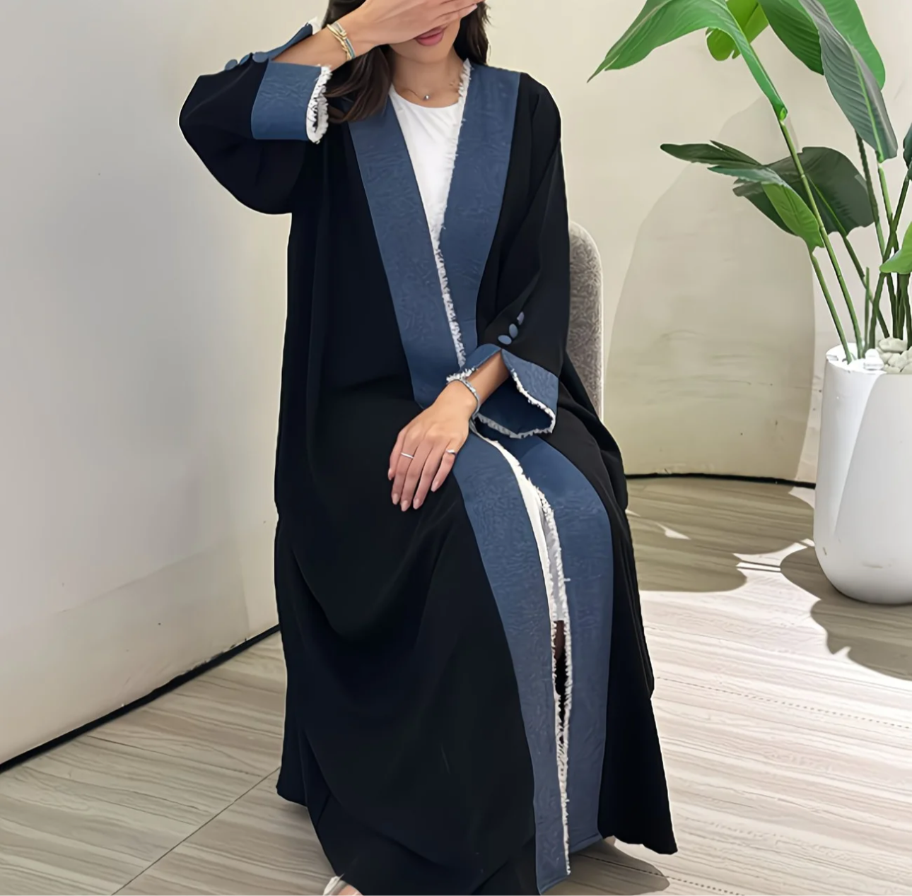 Abaya Layna — Élégance Contrastée et Modernité Délicate