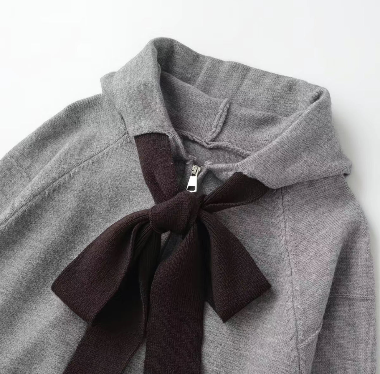 Cardigan à Capuche avec Nœud – Douceur & Élégance Casual