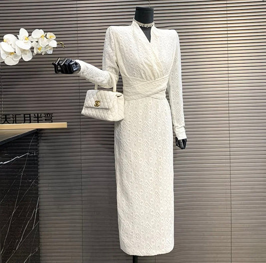 Robe Blanche Dentelle Élégance – Coupe Ajustée