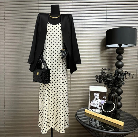 Robe Signature – Pois Élégance Noir & Blanc