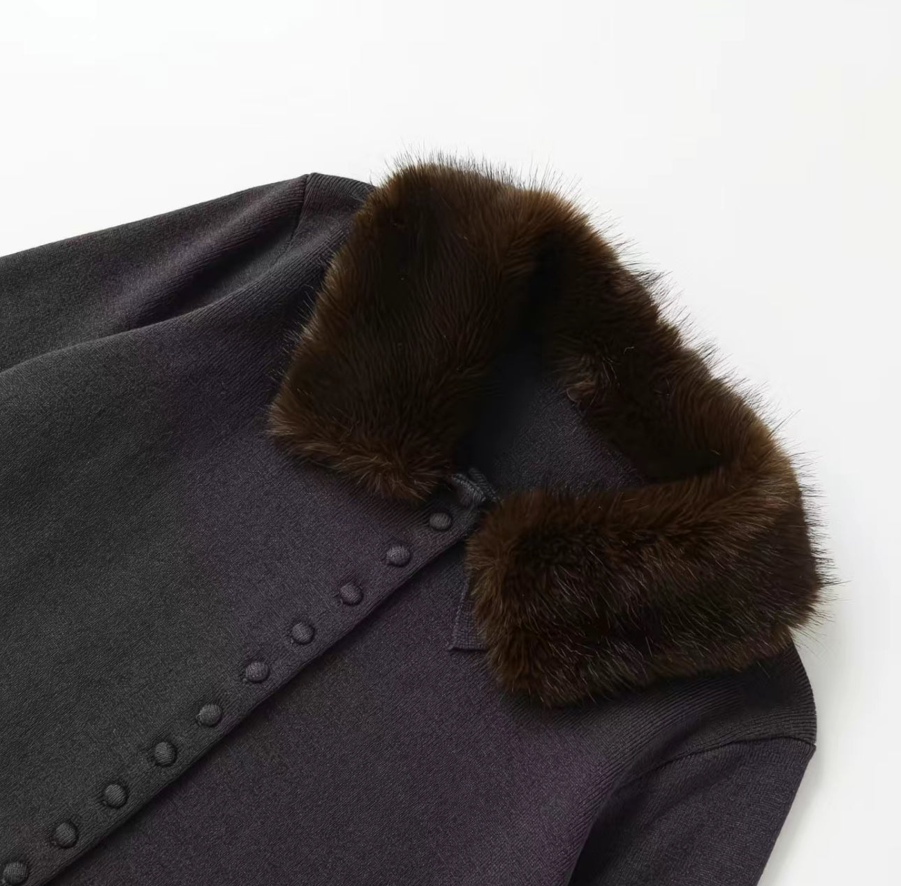 Cardigan Gris avec Col en Fausse Fourrure – Élégance Vintage