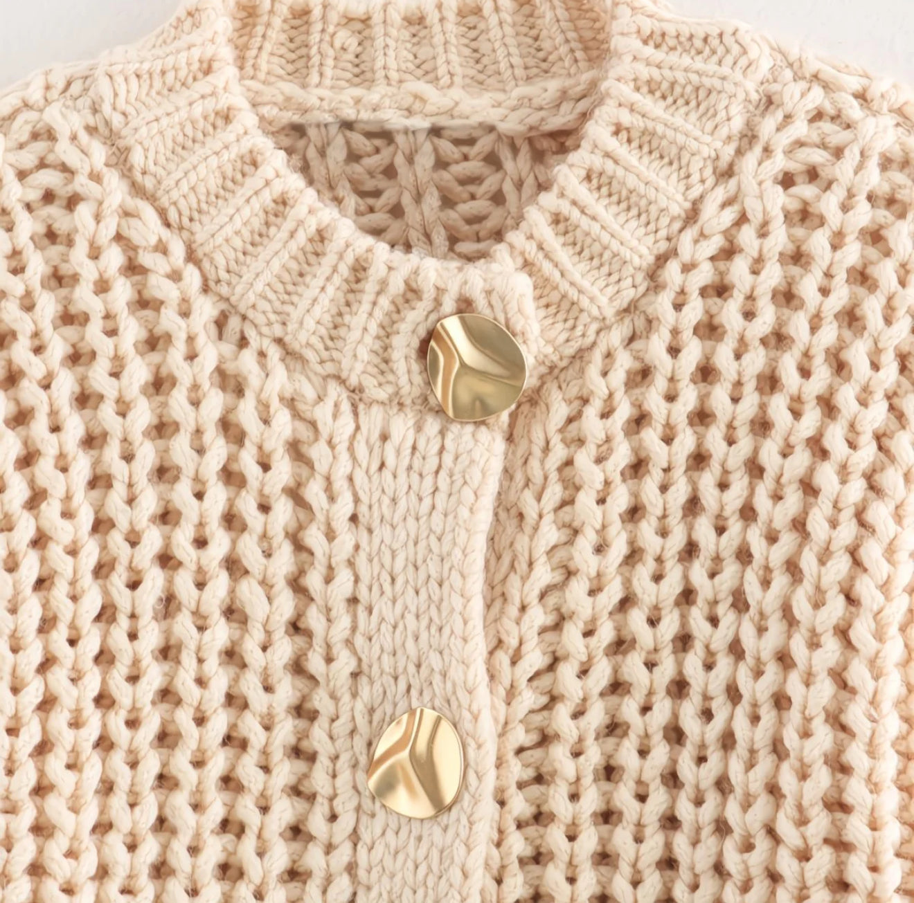 Cardigan Court en Maille Épaisse – Boutons Dorés Signature