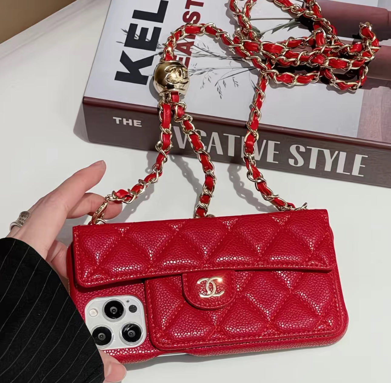 Coque de Téléphone Matelassée Premium avec Pochette intégrée & Chaîne – Style Haute Couture