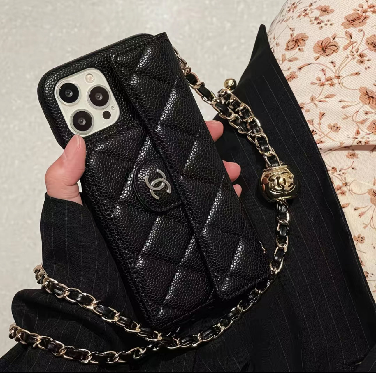 Coque de Téléphone Matelassée Premium avec Pochette intégrée & Chaîne – Style Haute Couture