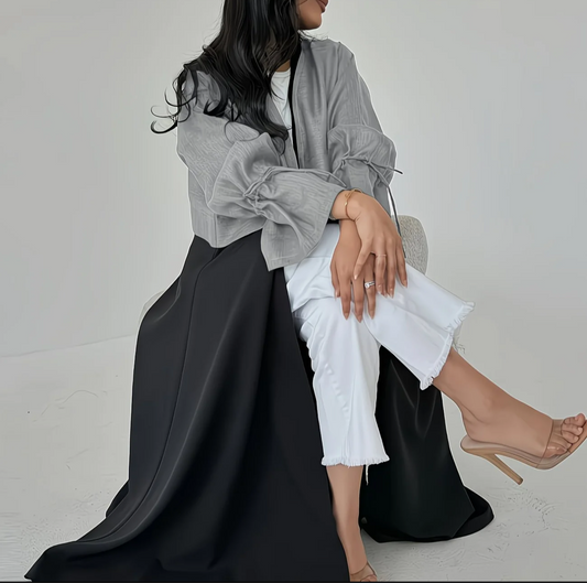 Abaya Mira — Élégance Structurée et Contraste Moderne