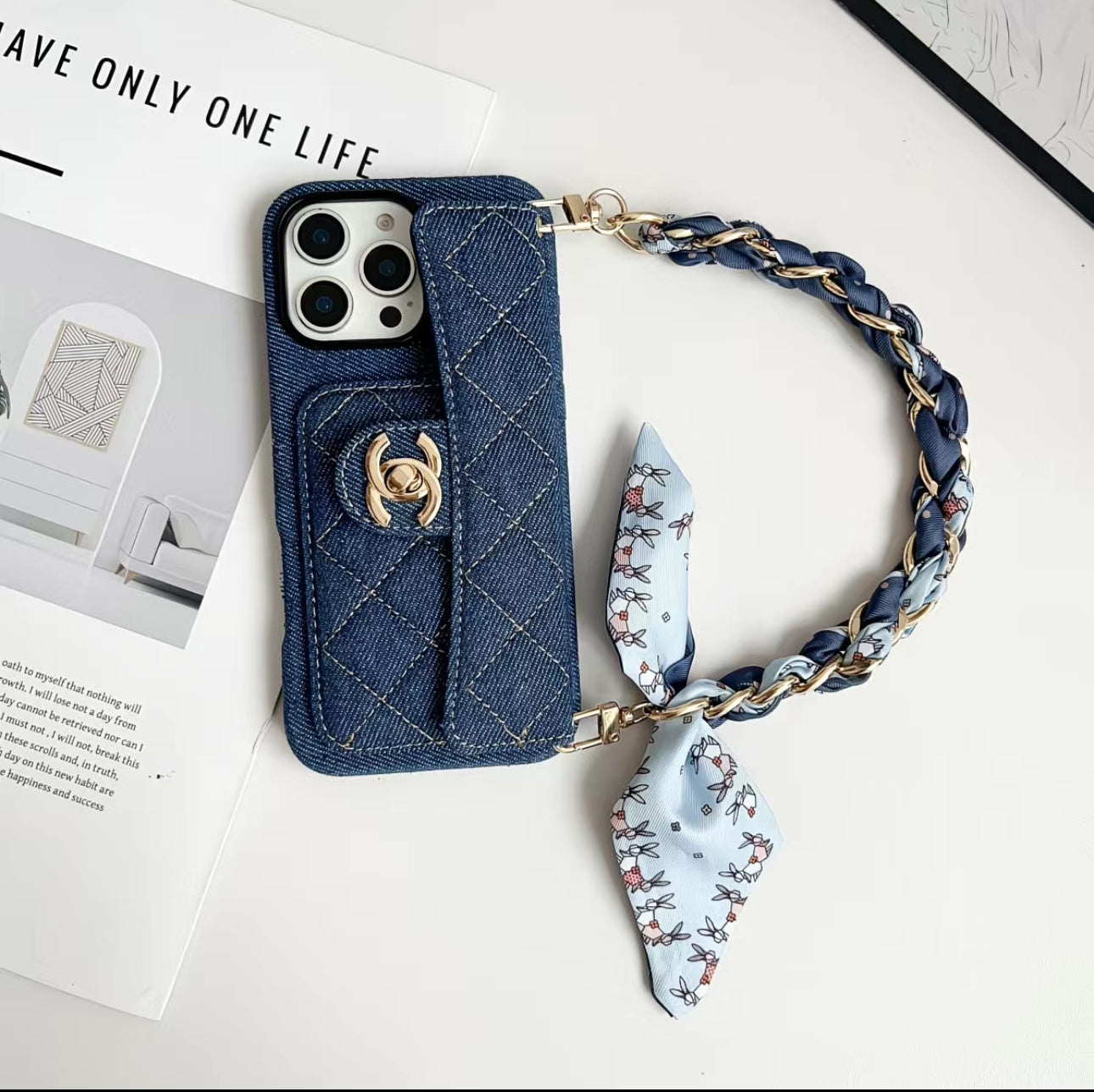 Coque de Téléphone en Denim Matelassé avec Pochette & Chaîne – Style Haute Couture