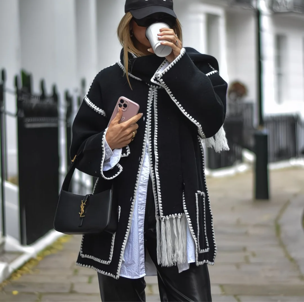 Cape Manteau Velora Paris – Élégance Sculpturale à Franges