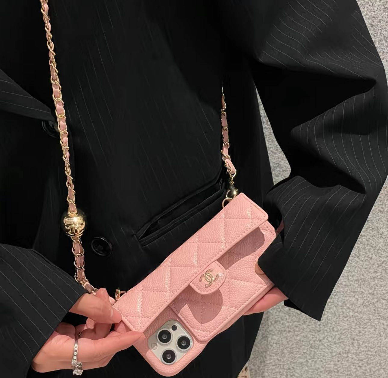 Coque de Téléphone Matelassée Premium avec Pochette intégrée & Chaîne – Style Haute Couture