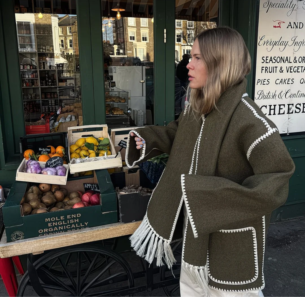 Cape Manteau Velora Paris – Élégance Sculpturale à Franges