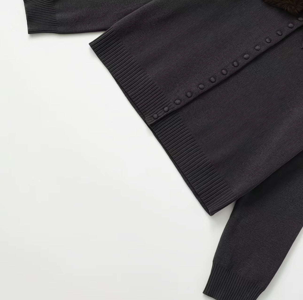 Cardigan Gris avec Col en Fausse Fourrure – Élégance Vintage