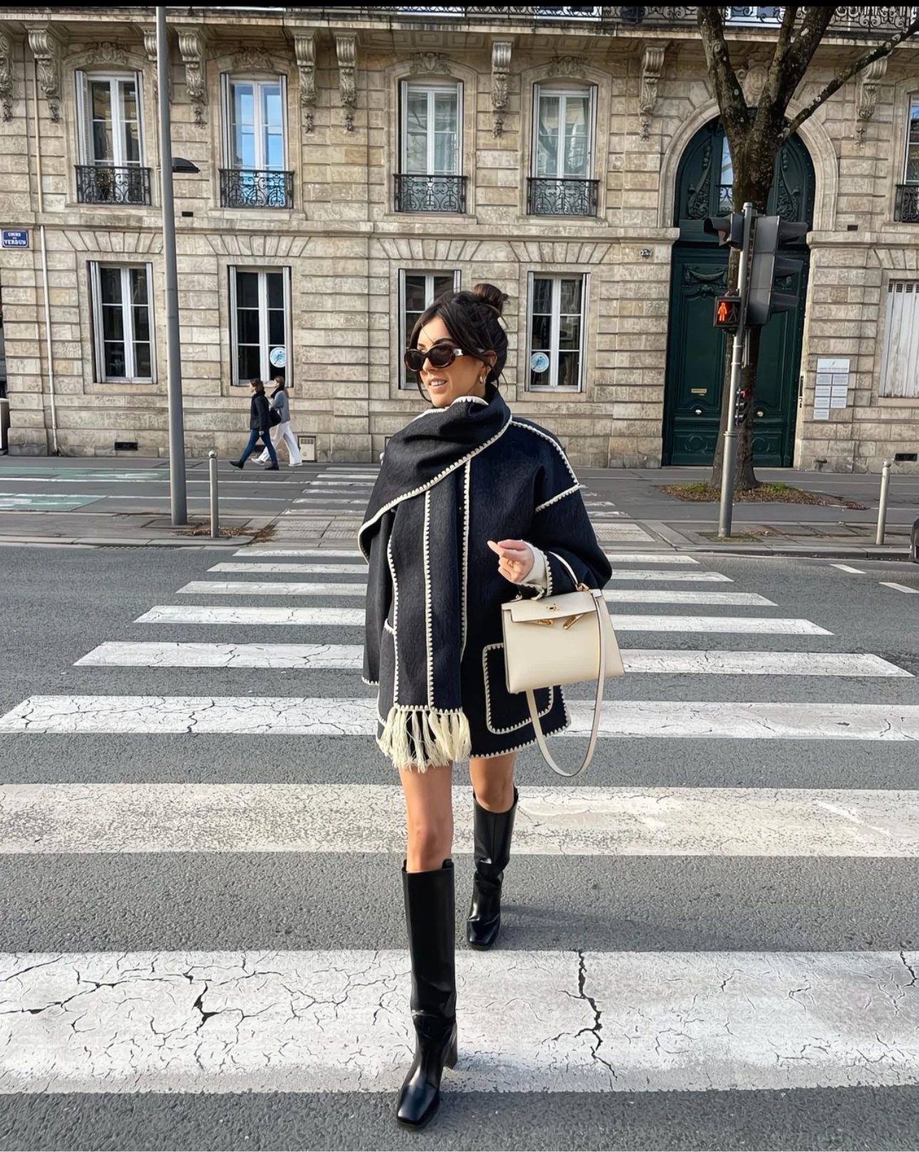 Cape Manteau Velora Paris – Élégance Sculpturale à Franges