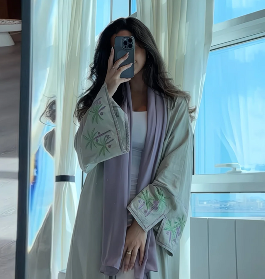 Abaya Brodée “Palm Spring” – Vert Sauge & Écharpe Lilas