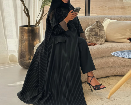 Abaya Zayna — Élégance Structurée & Charme Contemporain