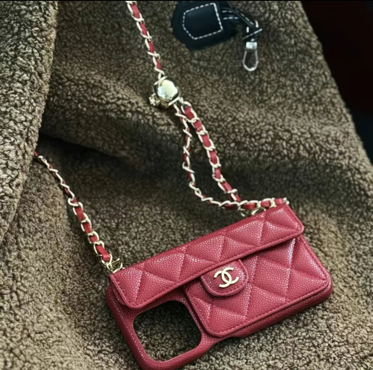 Coque de Téléphone Matelassée Premium avec Pochette intégrée & Chaîne – Style Haute Couture