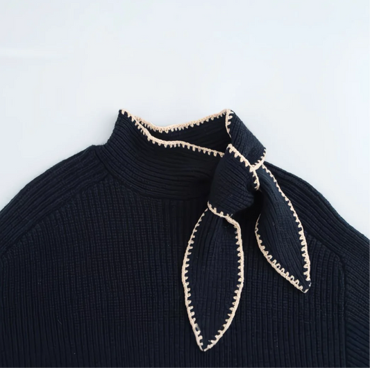 Pull bleu marine à col foulard – Détail contrasté chic