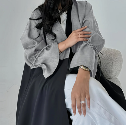 Abaya Mira — Élégance Structurée et Contraste Moderne