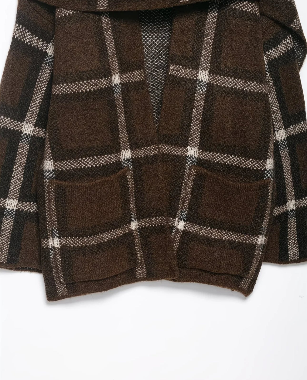 Cardigan marron à carreaux avec écharpe intégrée – Look cosy & moderne