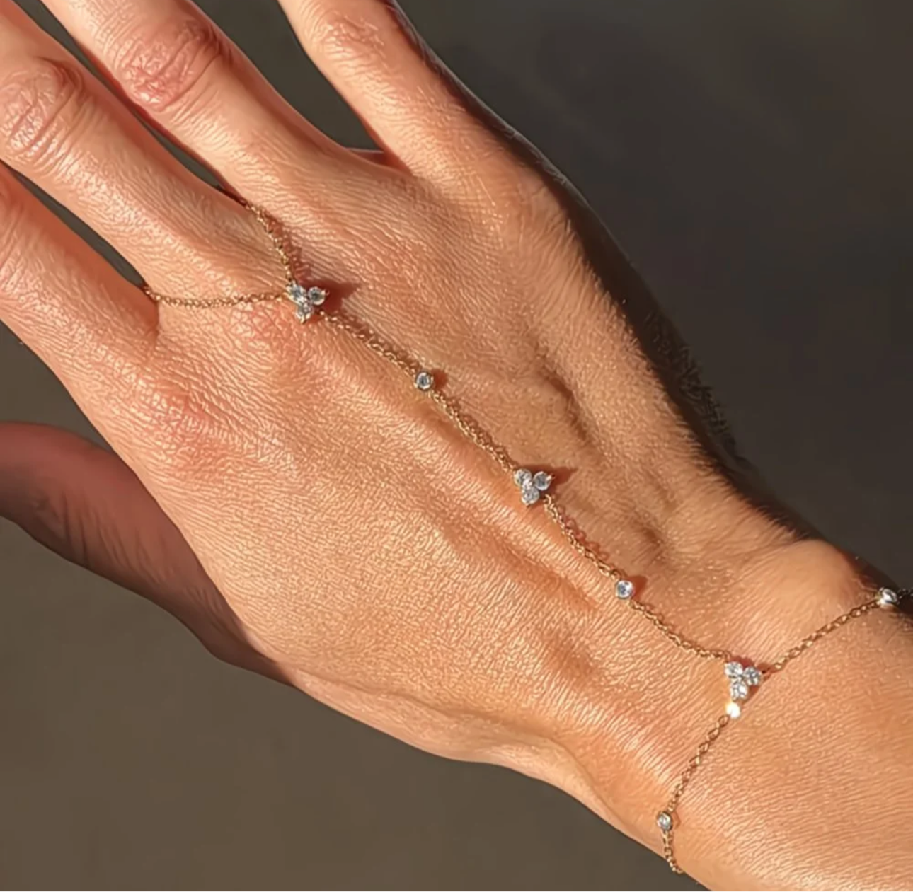 Bracelet de main Velora Paris – Chaîne Élégance Cristal