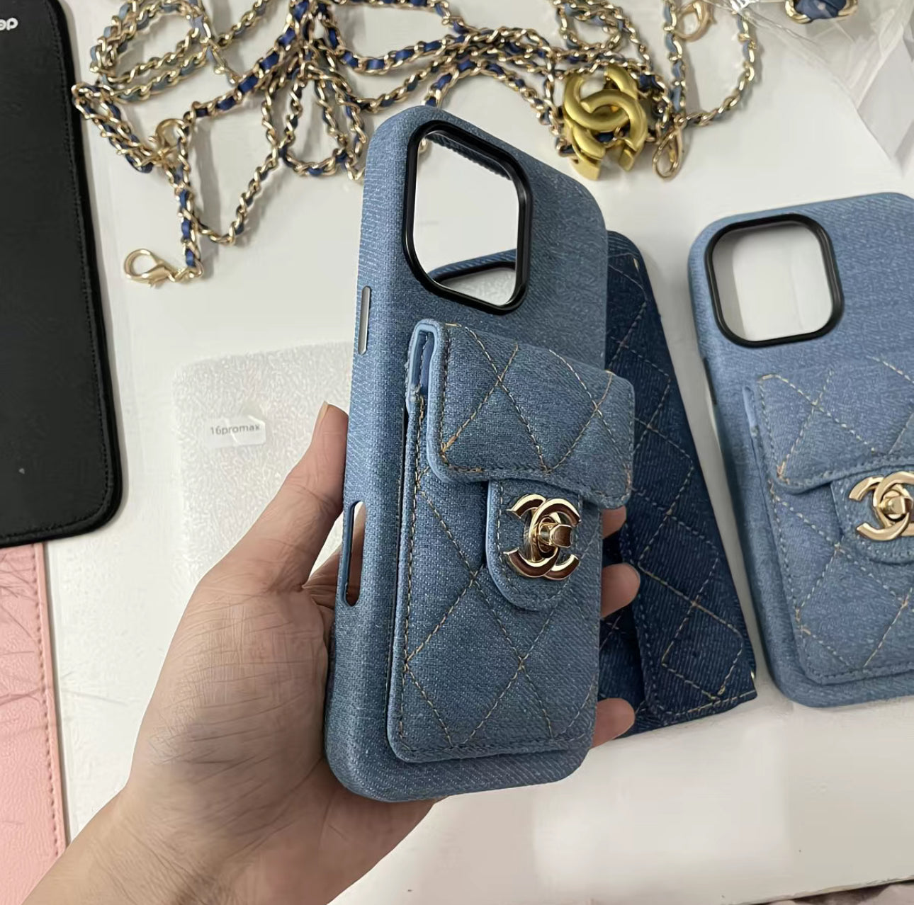 Coque de Téléphone en Denim Matelassé avec Pochette & Chaîne – Style Haute Couture