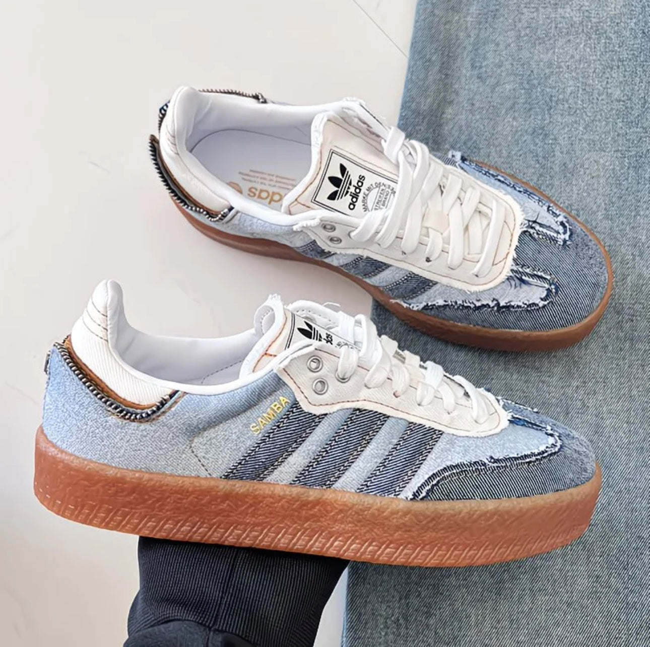 Sneakers Denim Édition Artisanale adidas – Semelle Gomme & Patchwork Unique