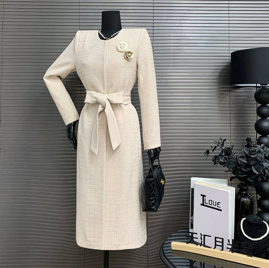 Robe Signature Beige – Élégance Intemporelle