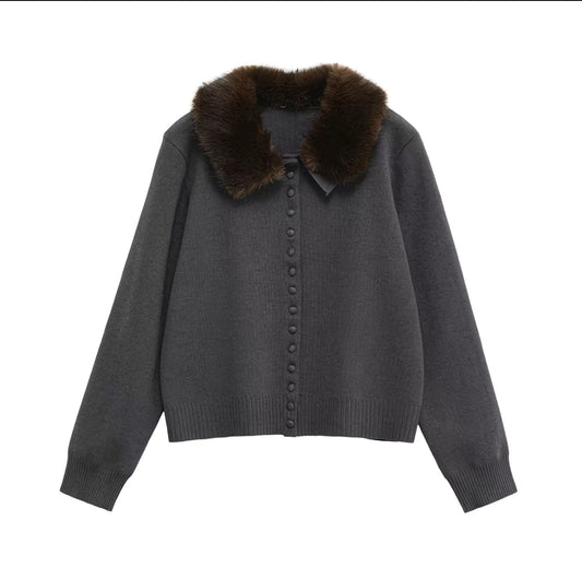 Cardigan Gris avec Col en Fausse Fourrure – Élégance Vintage