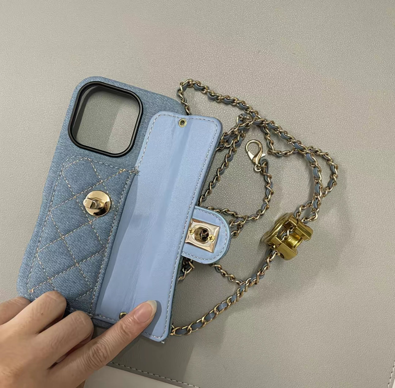 Coque de Téléphone en Denim Matelassé avec Pochette & Chaîne – Style Haute Couture