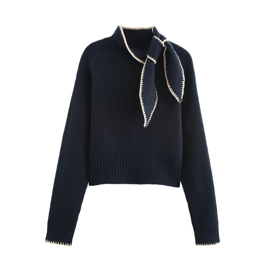 Pull bleu marine à col foulard – Détail contrasté chic