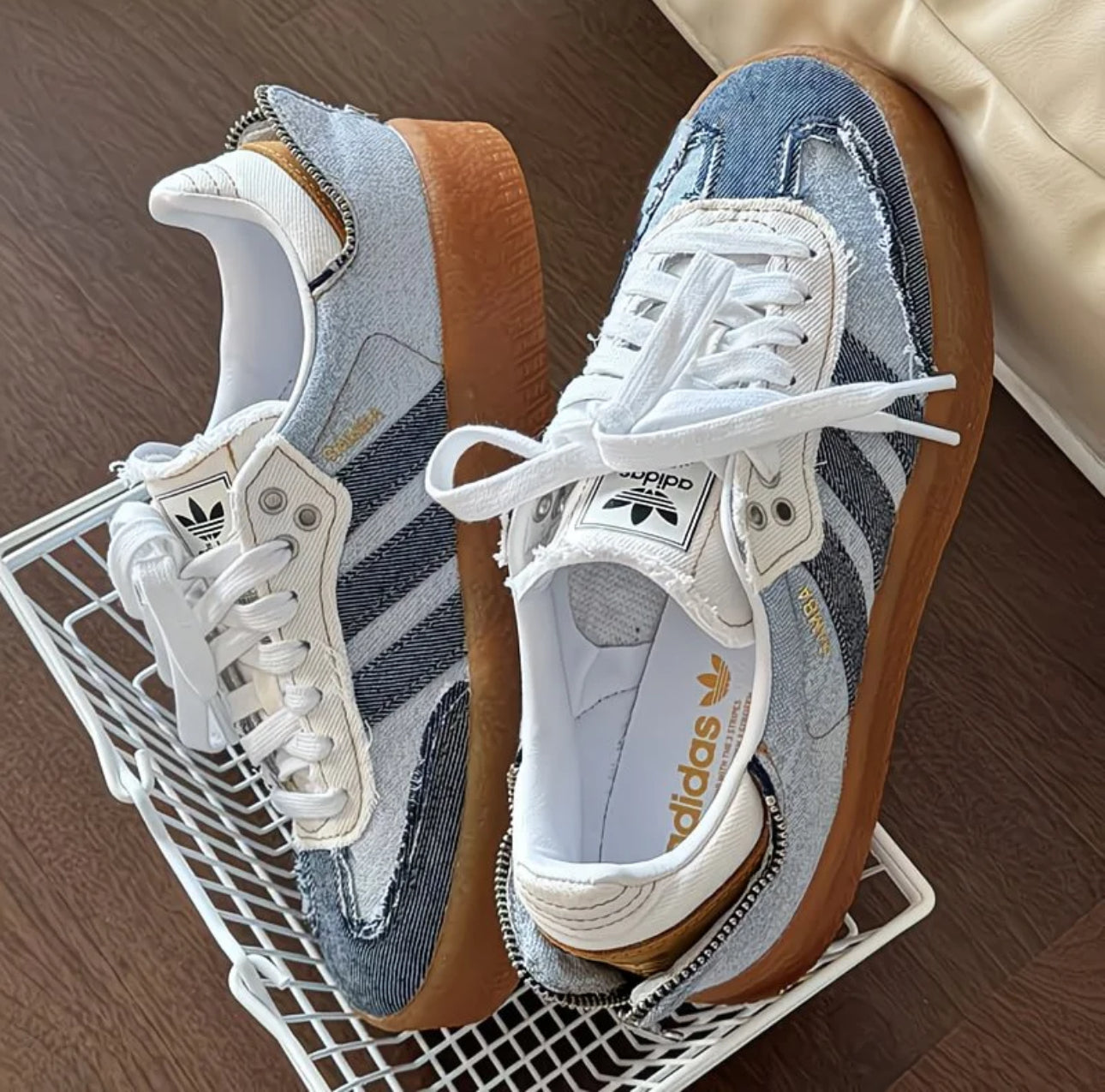 Sneakers Denim Édition Artisanale adidas – Semelle Gomme & Patchwork Unique